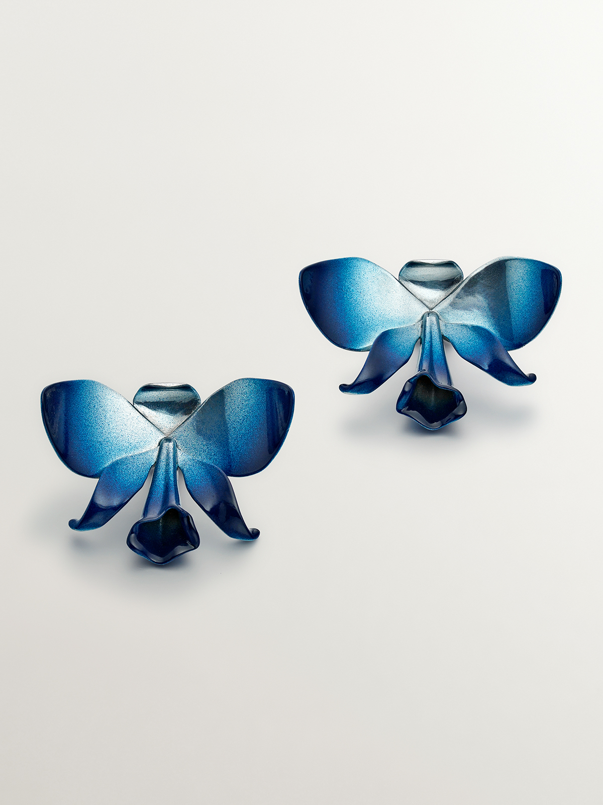 Pendientes de plata 925 con forma de orquídea, esmalte azul degradado y efecto pulido