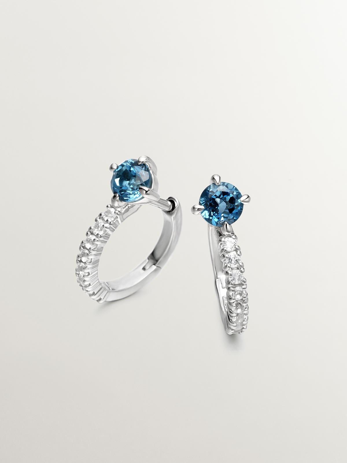 Boucles d'oreilles créoles en argent 925 avec topazes bleues et blanches