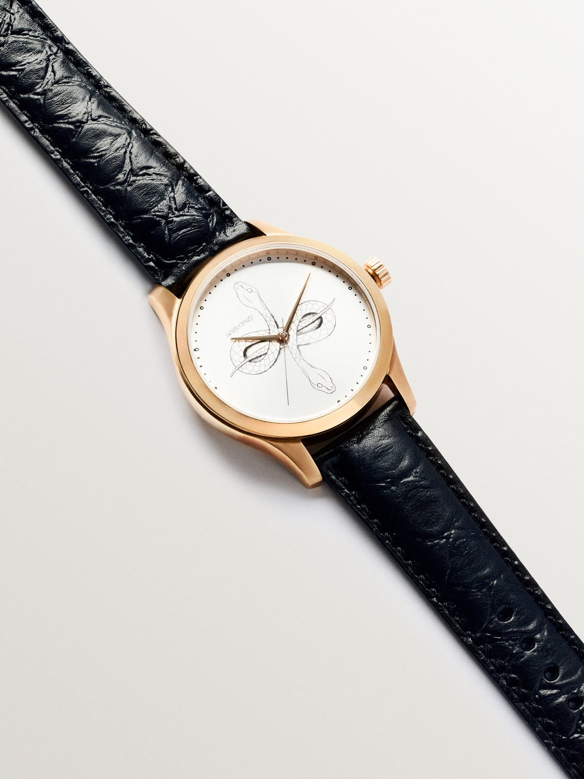 Montre Savage avec bracelet en cuir noir et cadran blanc avec détail serpent