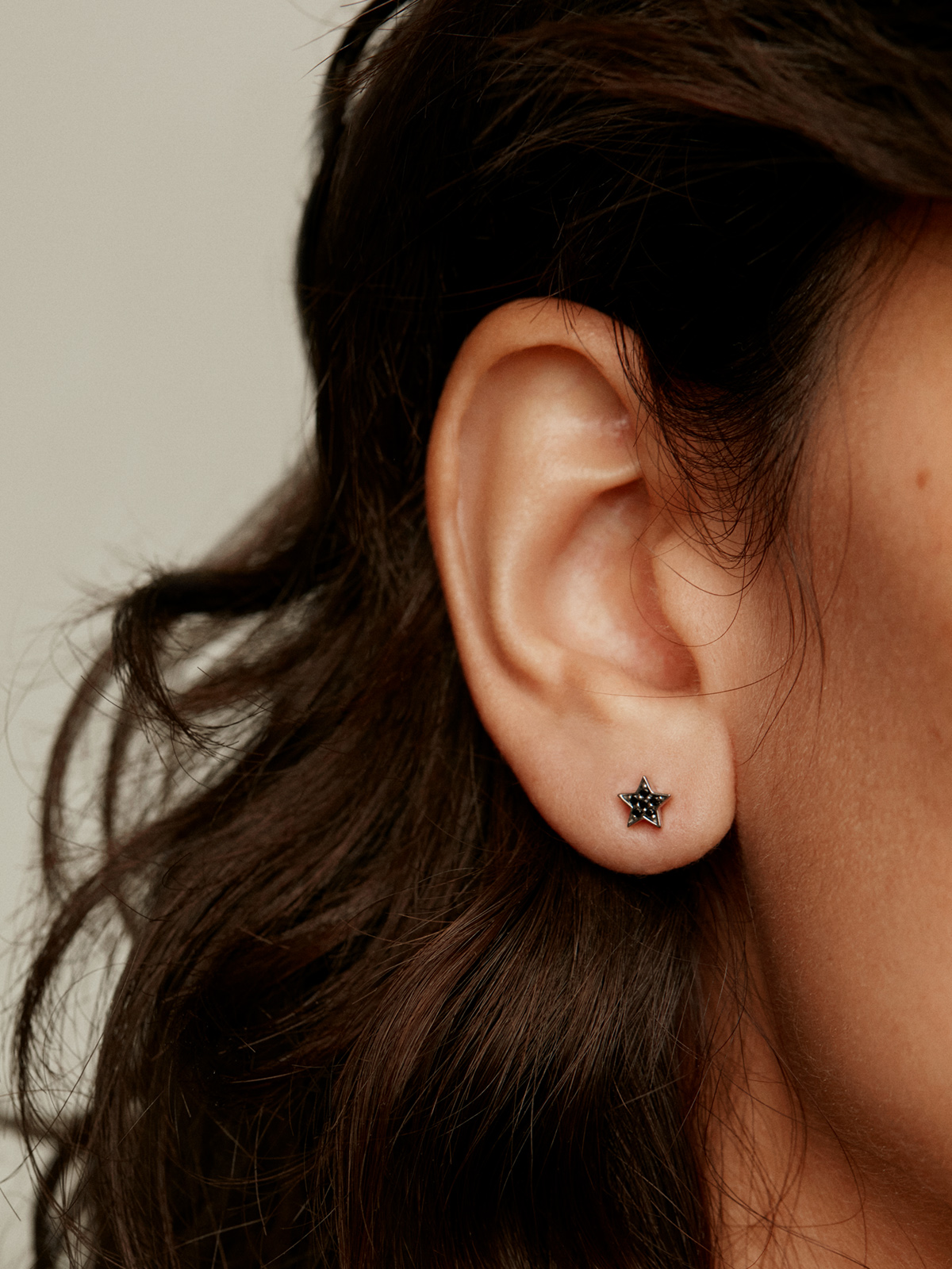 Boucles d'oreilles en argent 925 en forme d'étoile avec spinelles noires.