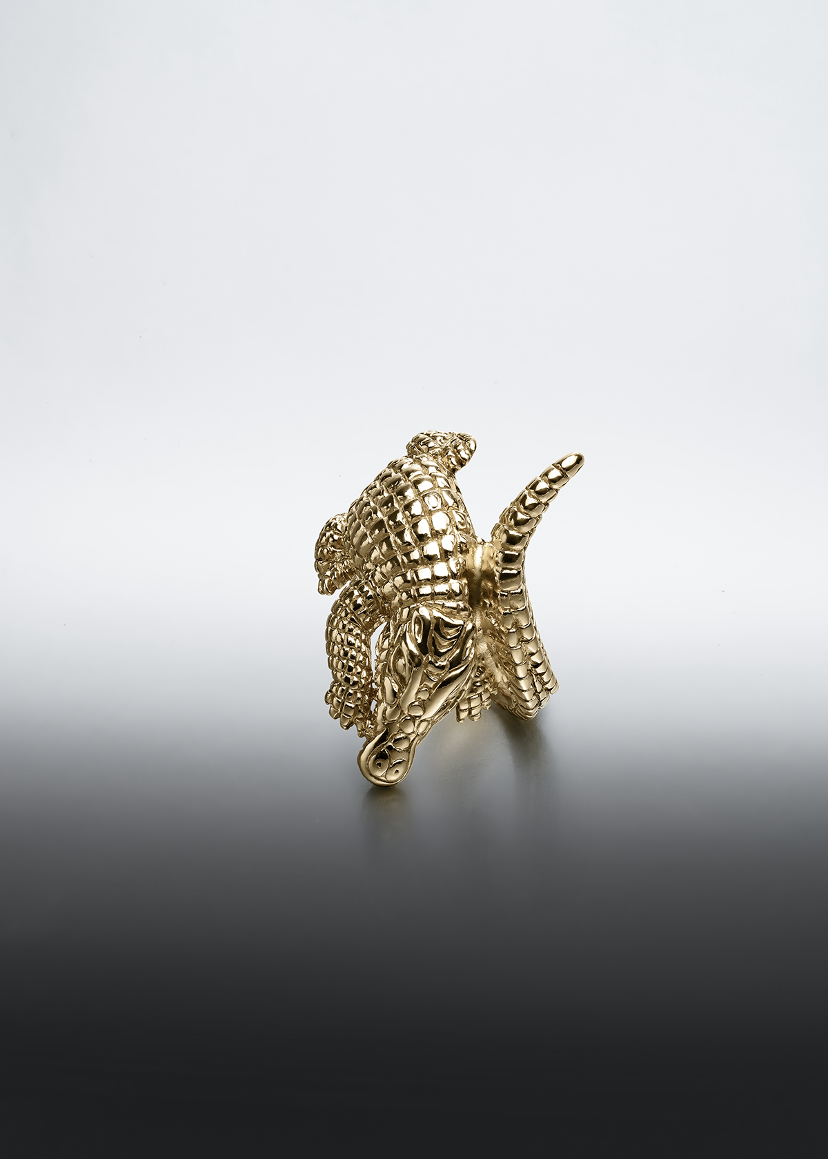 927 Silver wide ring, dipped in 18K yellow gold, in the shape of a crocodile.