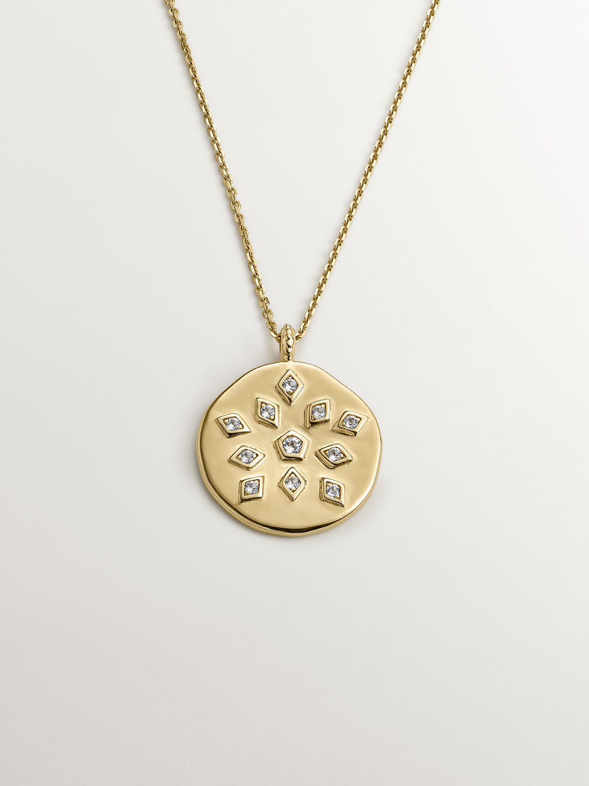 Pendentif en argent 925 plaqué or jaune 18K avec médaille et topazes blanches