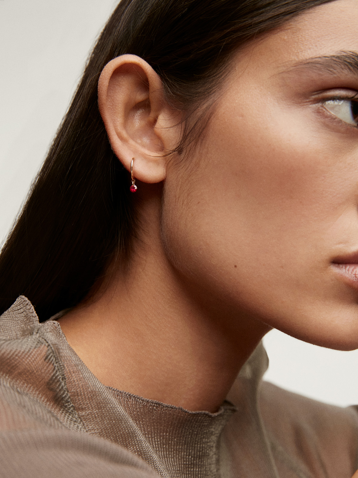 Individual 9K yellow gold hoop earring with ruby.