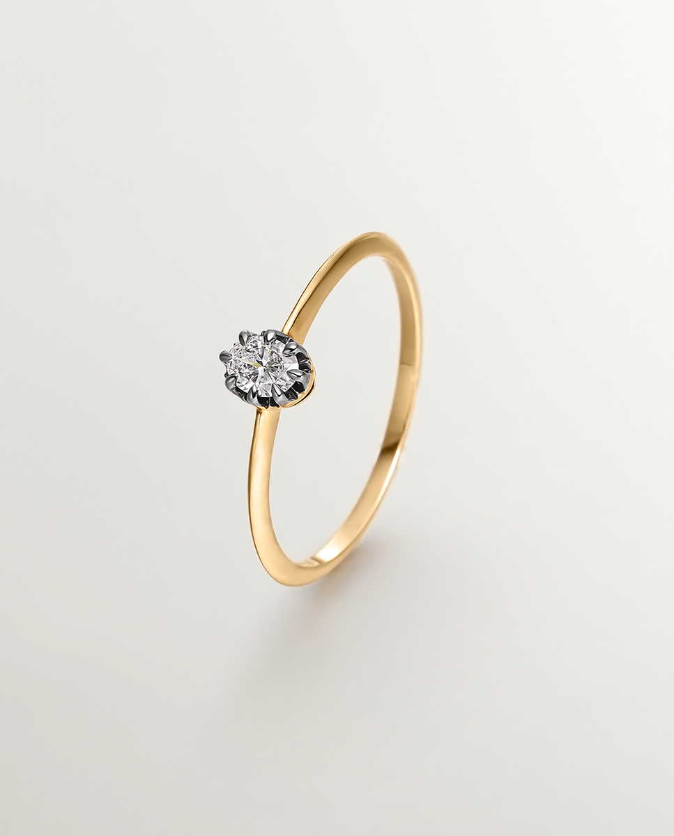 18K yellow gold ring with aged effect and oval-cut diamond