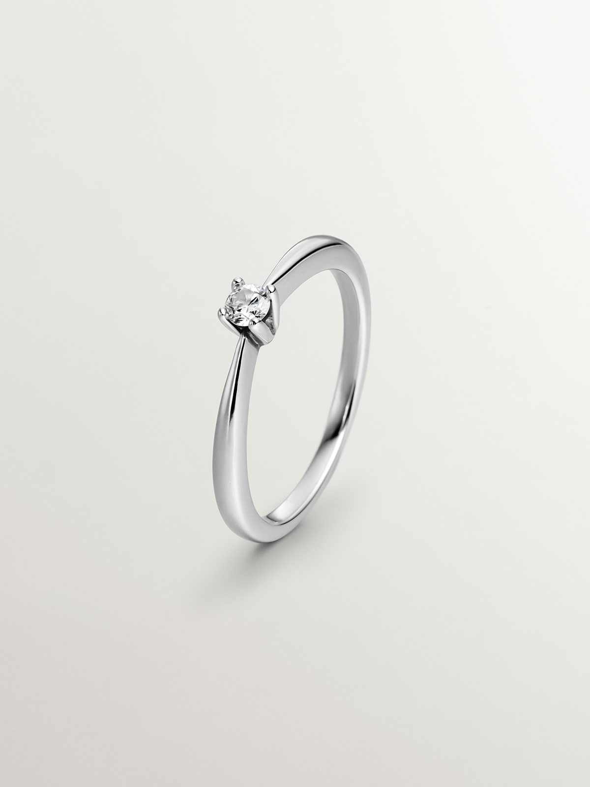 Bague solitaire en or blanc 18K avec diamant 0,08 cts