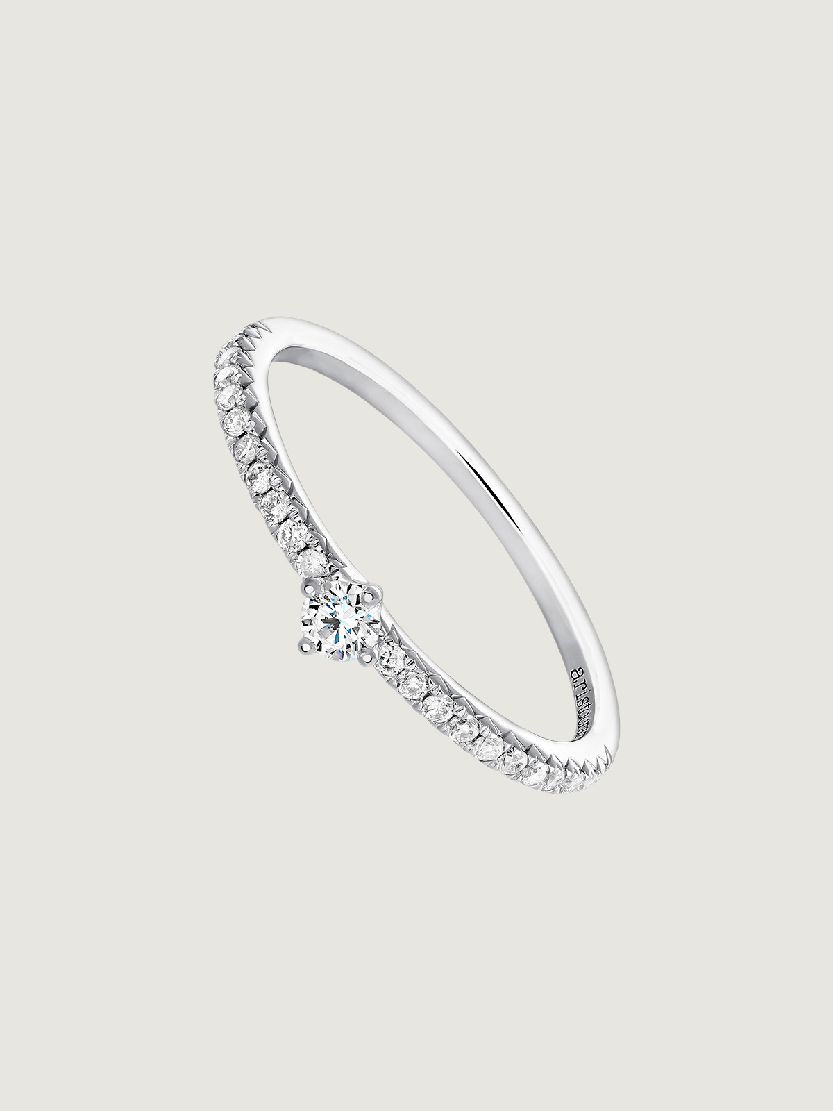 Bague en or blanc 18K avec bande de diamants et diamant central 0,23 cts