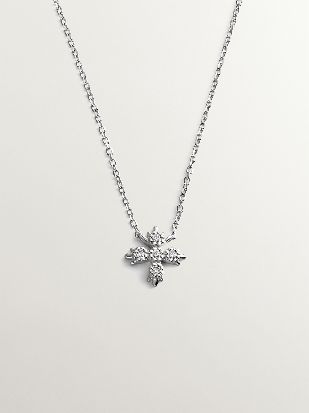 Pendentif en or blanc 18K avec croix et diamants blancs