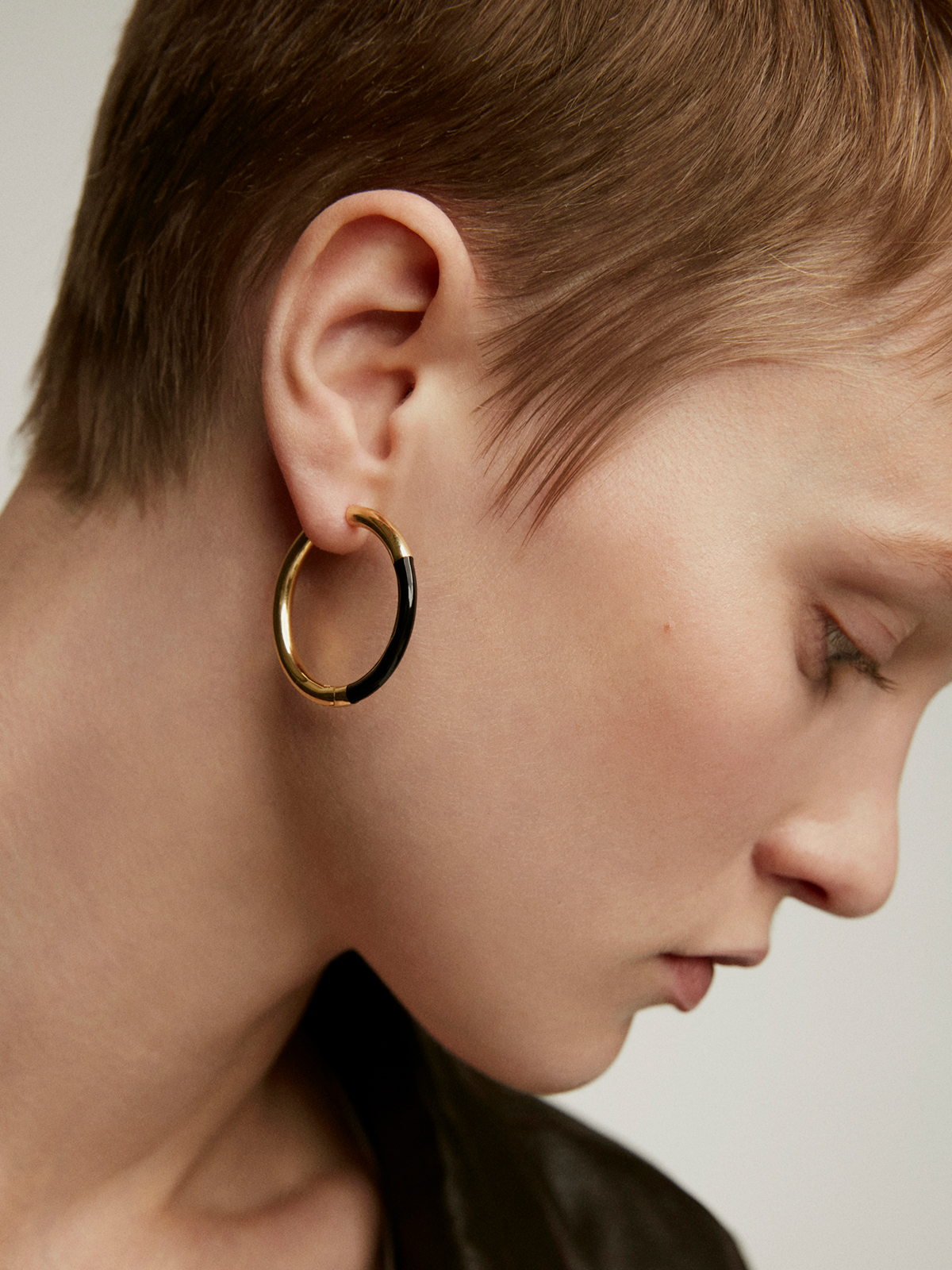 Large hoop earrings made of 925 silver, coated in 18K yellow gold with black enamel