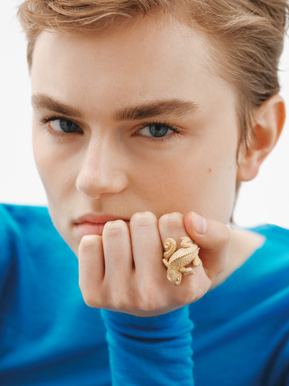 Wide 925 silver ring bathed in 18K yellow gold in the shape of a chameleon.