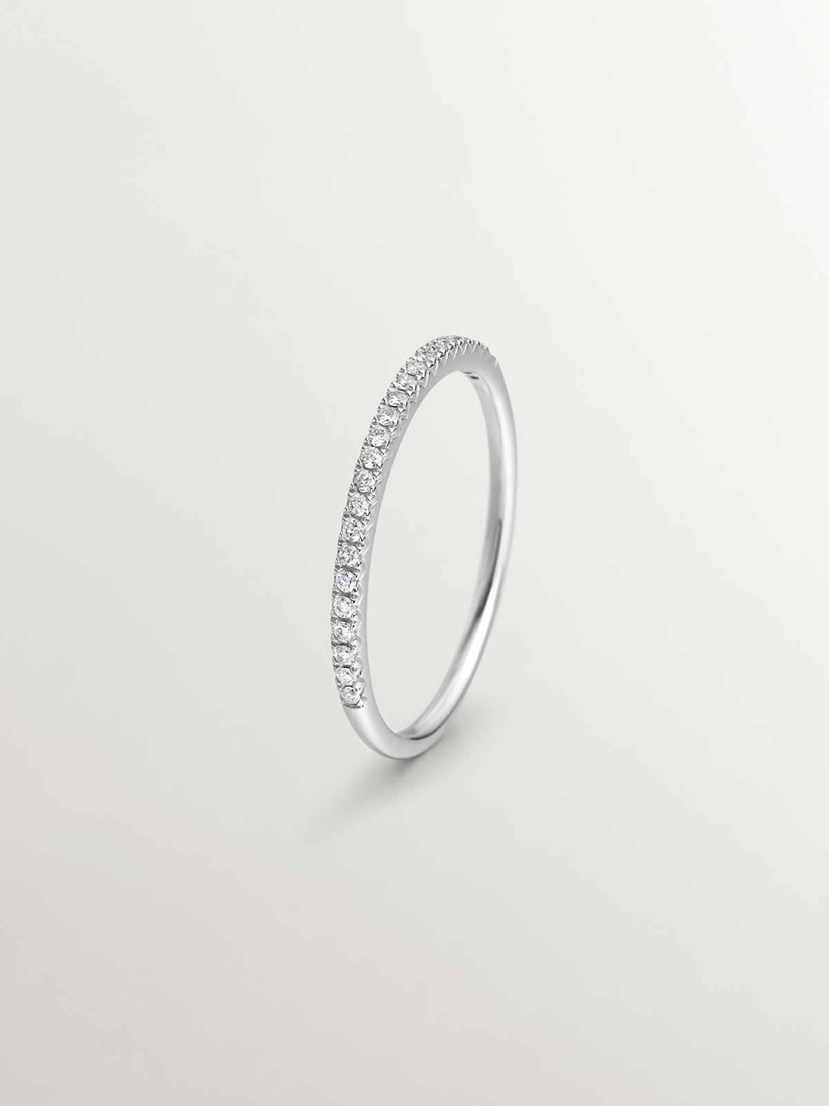 Bague en or blanc 18K avec des diamants