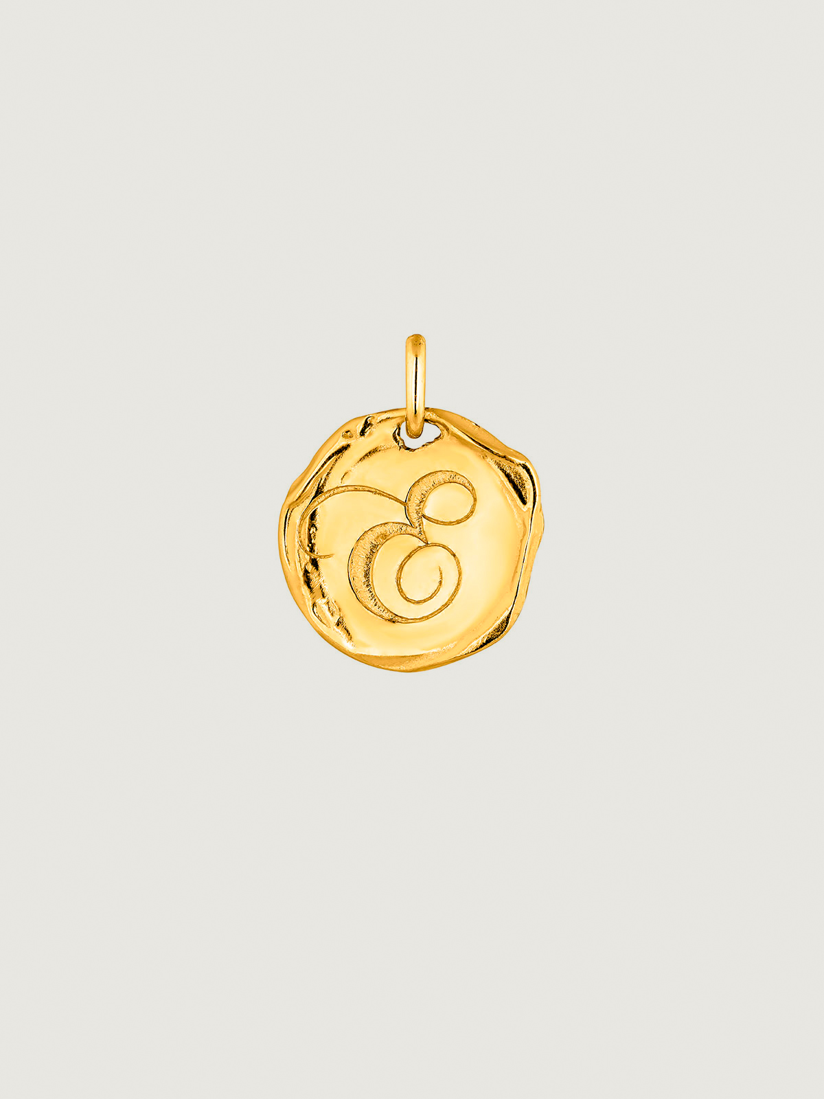 Charm artesanal de plata 925 bañada en oro amarillo de 18K con inicial E