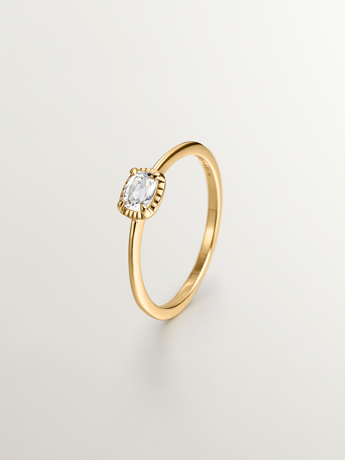 929 Silver ring bathed in 18K yellow gold with white topaz.