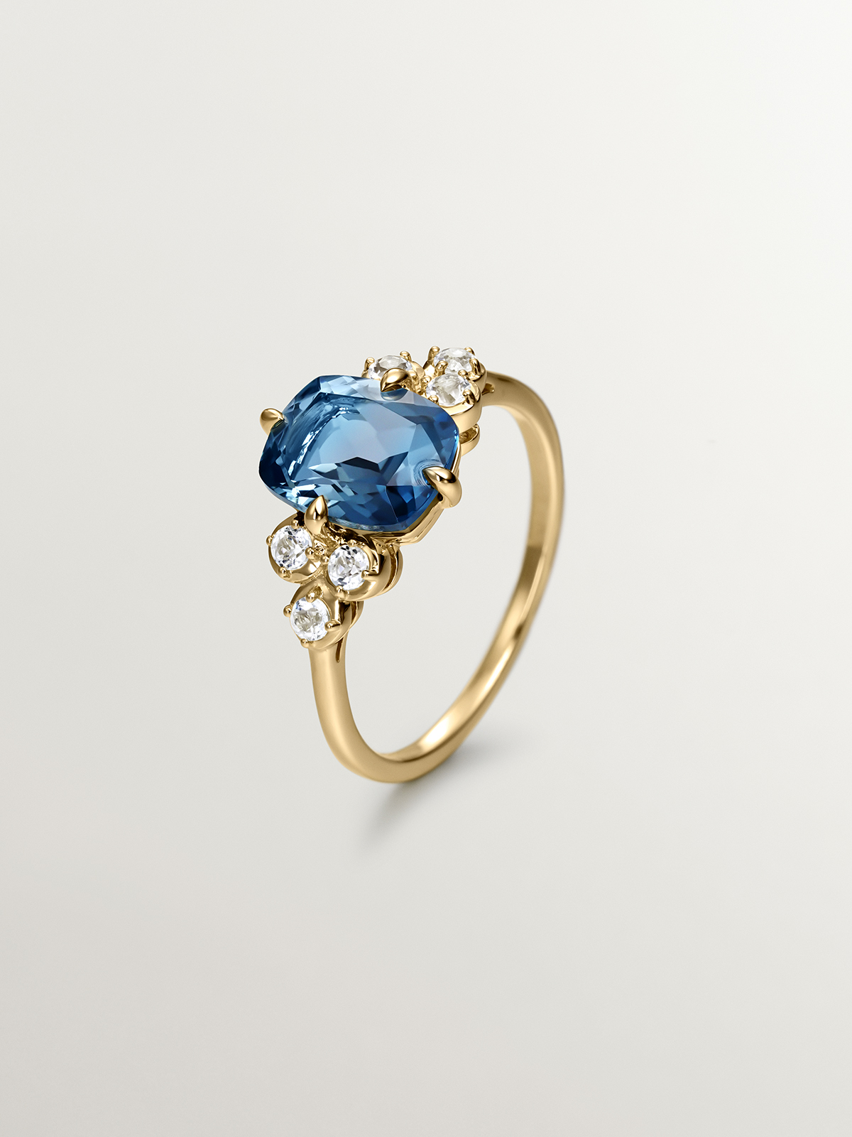 Anillo de plata 925 bañada en oro amarillo de 18K con topacios blancos y azul london