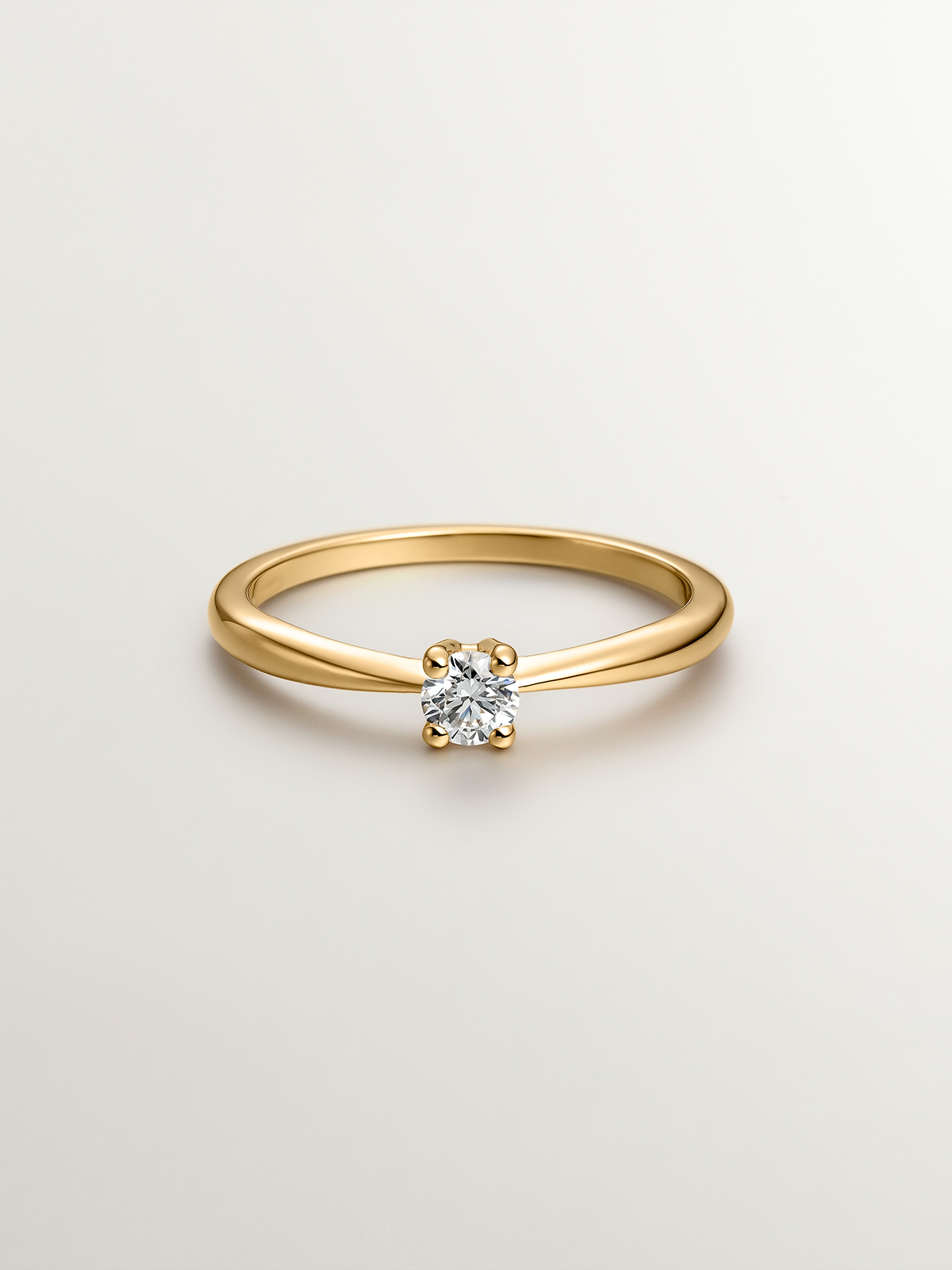 Anillo solitario de oro amarillo de 18k con diamante de 0,15cts