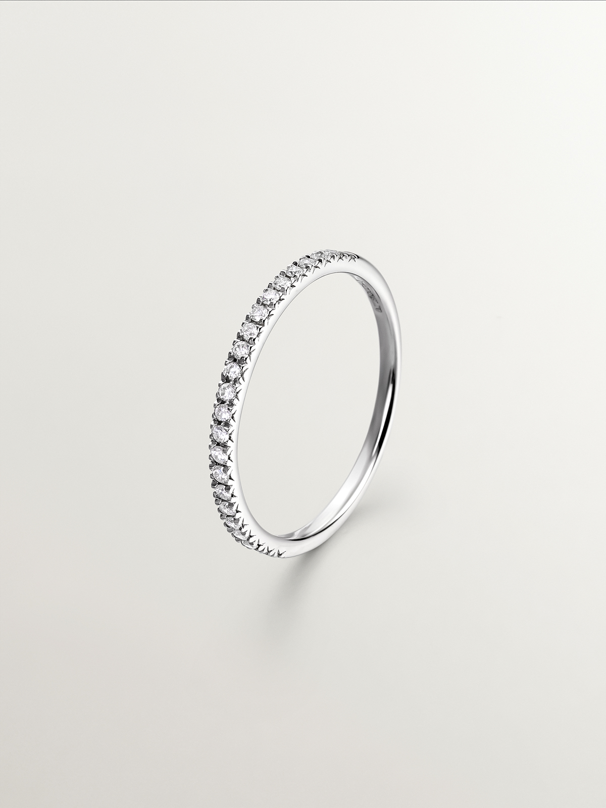 Bague en or blanc 18 carats avec diamants 0,09 cts