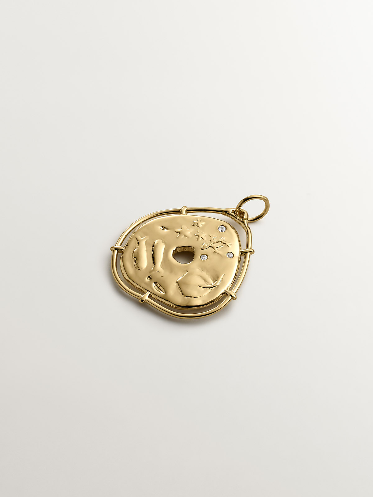 Charm de plata 925 bañada en oro amarillo de 18K con forma de medalla irregular y topacios blancos