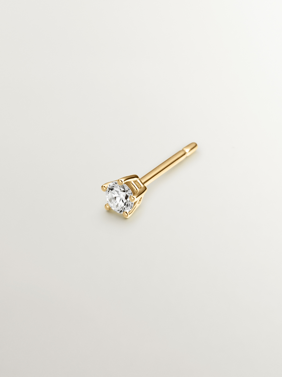 Individual 18K yellow gold earring with brilliant cut diamond